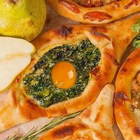 Хачапури со шпинатом и яйцом в Мушмула