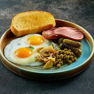 Яичница-глазунья с колбасой в Двор Помидор по цене 210