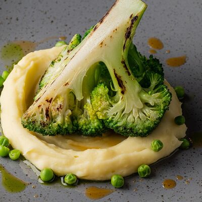 Брокколи на гриле с пюре из сельдерея в Старый город по цене 500 ₽