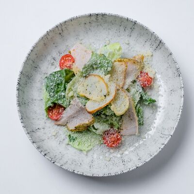 Цезарь с куриным филе в Базар по цене 400 ₽