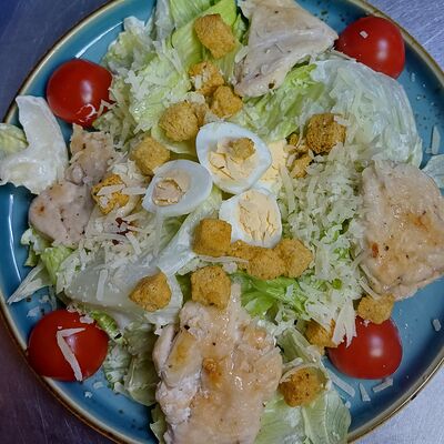 Салат Цезарь с курицей в Осетринка по цене 400 ₽