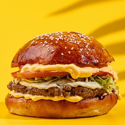 Бургер Сырный классик Джо в Black Jo по цене 619 ₽