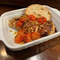 Запеченная курица с пастой тапенада в Hamilton's pub