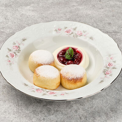 Сырники с вареньем и сметаной в Bist по цене 650 ₽