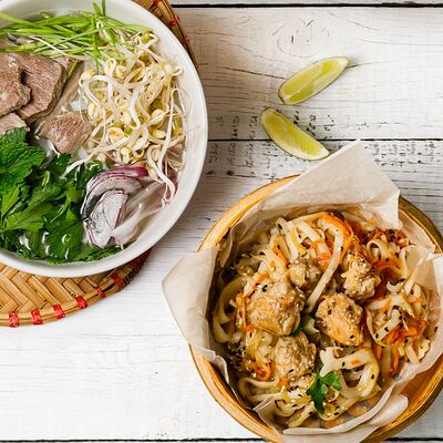 Горячее и суп в Дядюшка Фо по цене 620 ₽