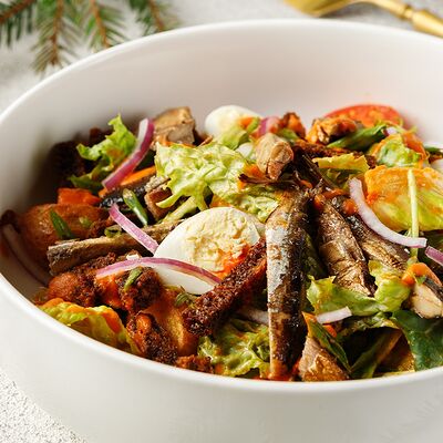 Салат со шпротами с картофелем беби в Романов парк по цене 720 ₽