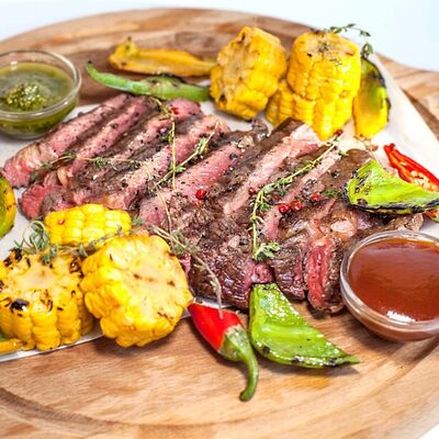 Рибай на гриле с овощами и соусами BBQ и Песто в Mama Roma по цене 1194 ₽