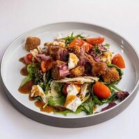 Салат с хрустящими баклажанами, сыром и чипсами из свеклы в Extrovert