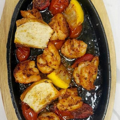 Тигровые креветки, жаренные в пряном соусев Золотая рыбка по цене 980 ₽