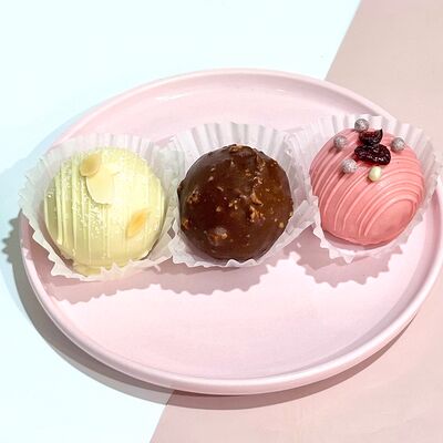 Подарочный набор из трех пирожных Картошка в Pokemania по цене 1229 ₽