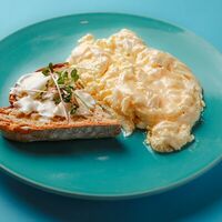 Скрембл из трех яиц в Coffee Cake