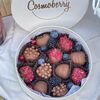 Круглая подарочная композиция из клубники в молочном шоколаде S в Cosmoberry по цене 2380