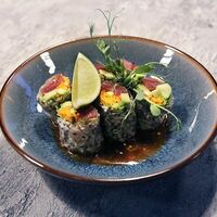 Свежие роллы с тунцом и авокадо в BonoBo