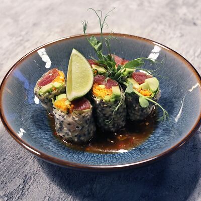 Свежие роллы с тунцом и авокадо в BonoBo по цене 670 ₽