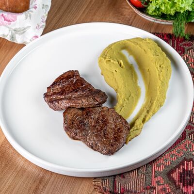 Говяжьи медальоны с пюре из зеленого горошка в Чито-Грито по цене 1850 ₽