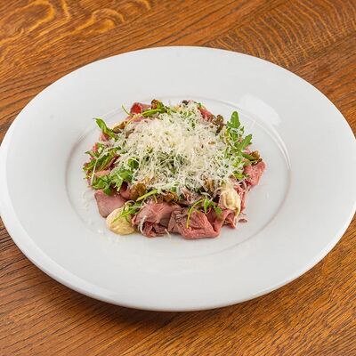 Ростбиф из говядины с соусом тоннато в Жуй по цене 35 р.