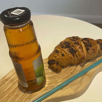 Сок яблочный в стекле Rioba + круассан шоколадныйв The trish по цене 335 ₽