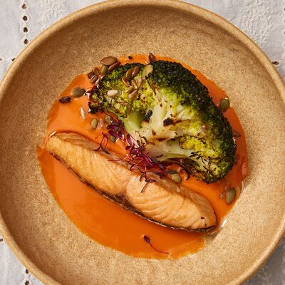 Лосось с брокколи гриль, соусом из маринованных томатов и копчёной сметаныв Банщики по цене 1590 ₽