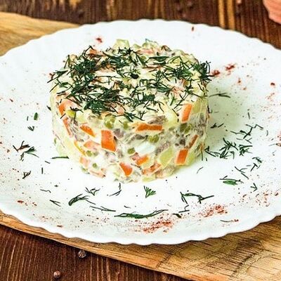 салат Оливье в Емеля по цене 300 ₽