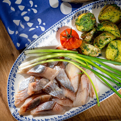 Пряная селедочка с запеченным картофелем в Хачапури Марико по цене 450 ₽