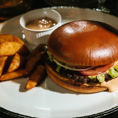 Бургер с говяжьей котлетой в Рюмочная Prolive по цене 790 ₽