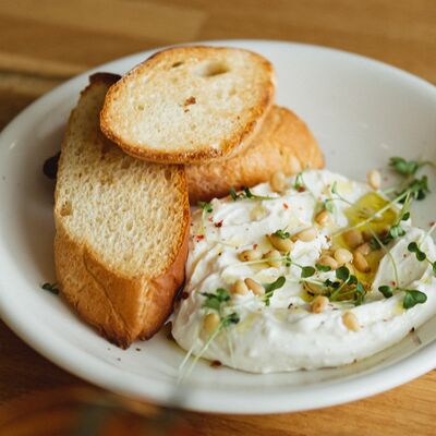 Сырная намазка с домашним багетом в Semplice Secondfloor по цене 340 ₽