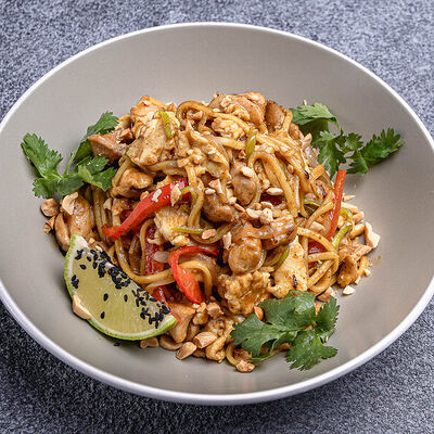 Лапша по-сингапурски с цыпленком в Pizza Lavka по цене 649 ₽