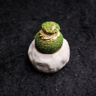Шу с пастой из фисташки и малиновым конфи в Бистро Джорджи по цене 439 ₽