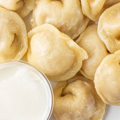 Отварные пельмени со сметаной в Собрание по цене 330 ₽