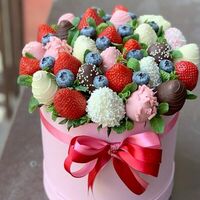 Букет из ягод, ягодный десерт Мятный в SweetGift клубника в шоколаде
