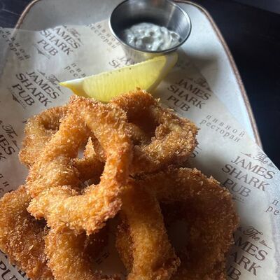 Кольца кальмара в пивном кляре с соусом Тартар в The James Shark Pub по цене 450 ₽