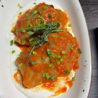 Голубцы домашние с подкопчëнной сметаной в СтругановЪ по цене 660 ₽