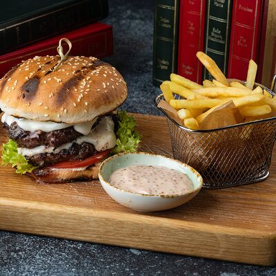 Бургер из говядины с двумя котлетами в McKey Pub & Restauraunt по цене 940 ₽