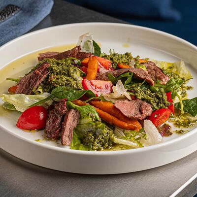 Стейк салат из телятины с соусом чимичури в Паркинг по цене 880 ₽