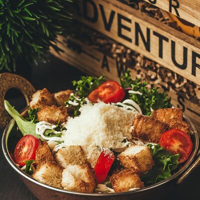 Салат Цезарь с индейкой на грилев Крафт & Бургер по цене 760 ₽