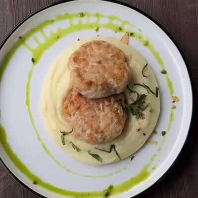 Домашние куриные котлеты с пюре в Культурный код по цене 670 ₽