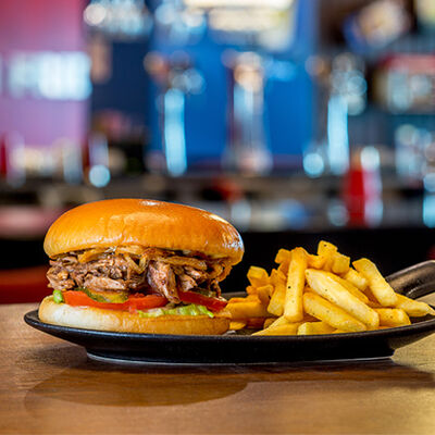 Бургер с рваной свининой в T.G.I. Friday's по цене 775