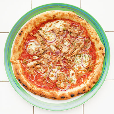 Пицца с тунцом, красным луком и каперсами в R14 по цене 1380 ₽