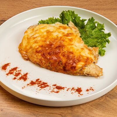 Курица под сыромв Пекарня Кулинария Плюшка Ватрушка по цене 315 ₽
