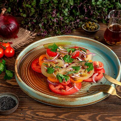 Сезонные томаты с крымским луком в Ботаника по цене 390