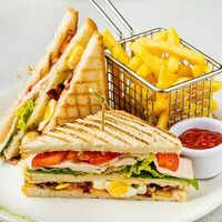 Клаб сэндвич с индейкой, беконом и картофелем фри в АндерСон