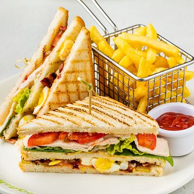 Клаб сэндвич с индейкой, беконом и картофелем фри в АндерСон по цене 800 ₽