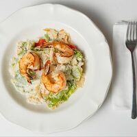 Салат Цезарь с креветками в Mircuccio