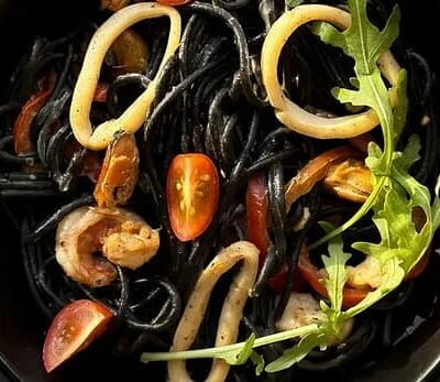 Лапша с чернилами каракатицы и морепродуктами в сливочном соусе в Papaya по цене 672 ₽