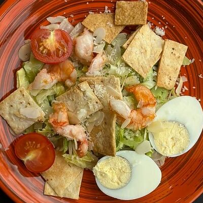Русский Цезарь с креветкой и миндальными лепестками в Блин & Coffee по цене 588 ₽