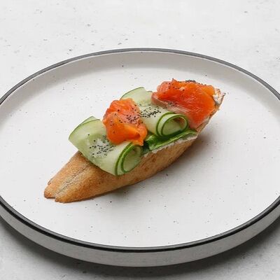 Брускетта с лососемв Амстердам по цене 275 ₽