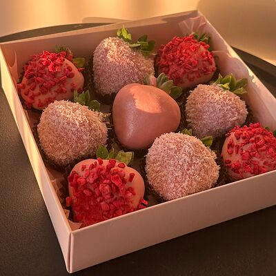 Клубника в шоколаде (розовая) в Allowberry по цене 3400 ₽