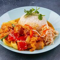 Рис с кисло-сладким соусом в Dee Thai