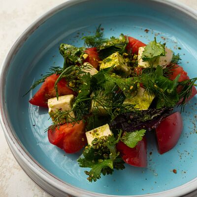 Салат с домашней брынзой и томатами в Sesilia по цене 570