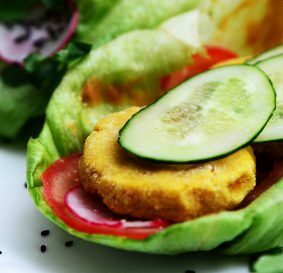 Здоровый бургер с чечевичной котлетой в Рецептор по цене 470 ₽